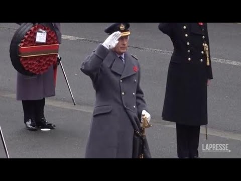 Londra, l'omaggio di Re Carlo III al memoriale di guerra a Whitehall