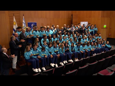 Entrega de pabellón nacional a deportistas que representarán a Uruguay en Juegos Sudamericanos