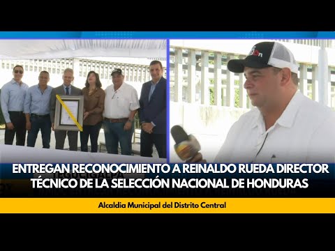 AMDC entrega reconocimiento a Reinaldo Rueda director técnico de la selección nacional de Honduras
