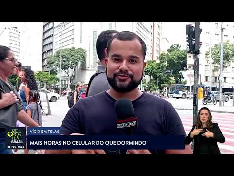 Pesquisa revela que brasileiro passa mais tempo no celular do que dormindo