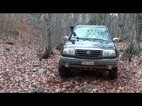 SUZUKI VITARA off road in the mud