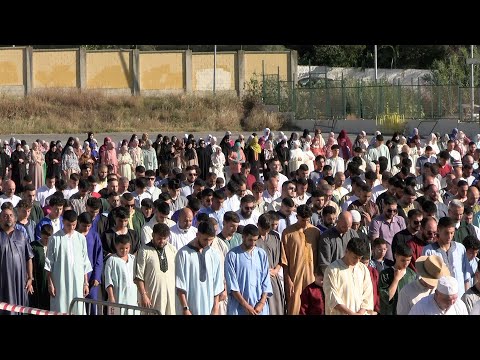 Cientos de musulmanes se reúnen para el rezo colectivo del Eid Al Adha