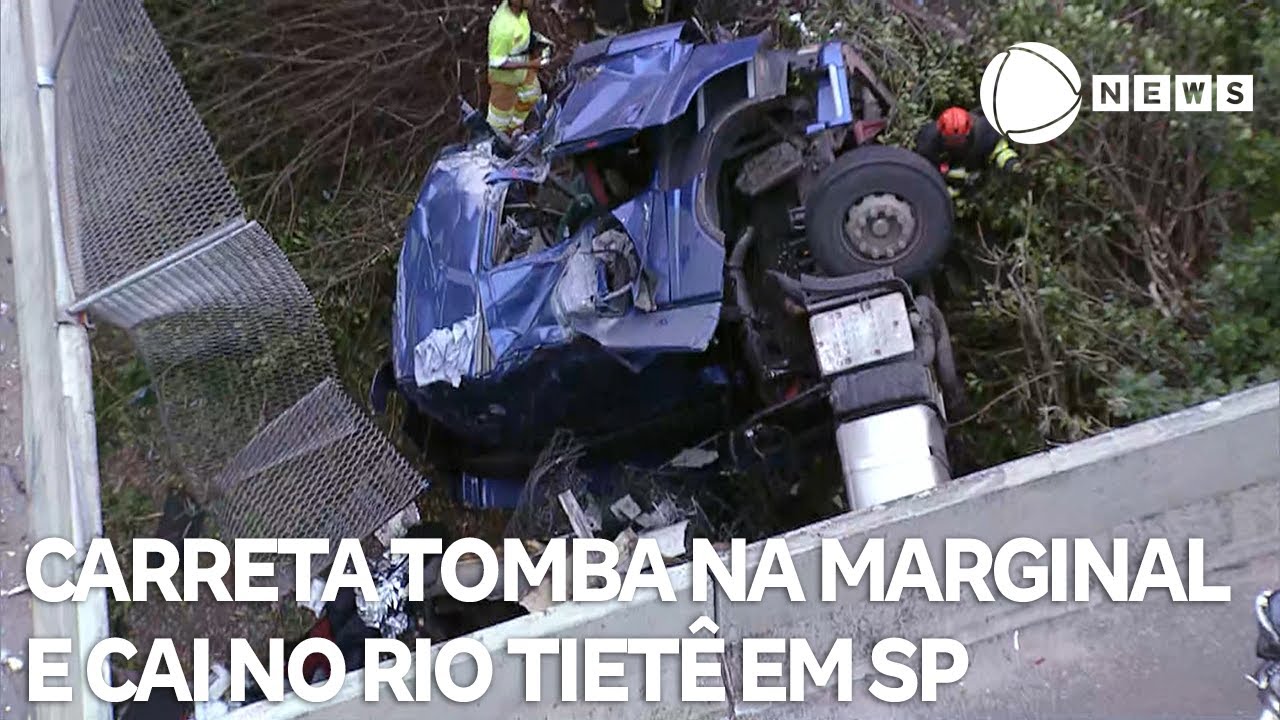 Carreta tomba na Marginal e cai no Rio Tietê em SP
