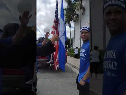 Nicaraguenses Llendo en el Maraton con Respeta la Patria camino a Misa con Mons SIlvio Jose Baez Nic