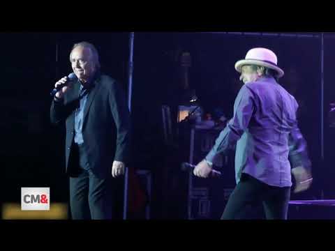 Joaquín Sabina se cayó del escenario en medio de un concierto y fue retirado en camilla