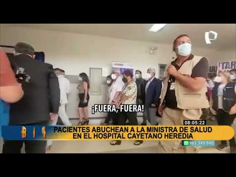 Trabajadores y pacientes del hospital Cayetano Heredia abuchean a ministra de Salud