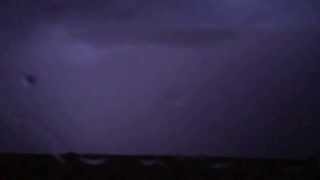 فيديو:مواطن يوثّق لحظة ضرب صاعقة رعدية قوية بالقصيم