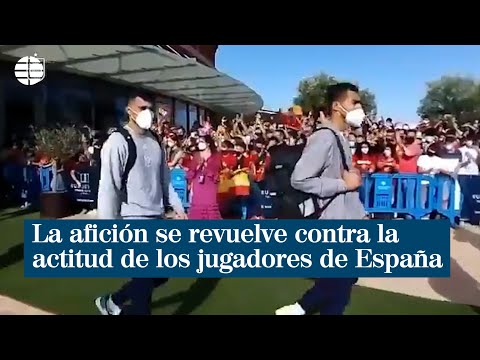Críticas a la Selección Española por no saludar a los aficionados durante su salida del hotel