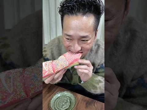 おじさんに可愛いお菓子を食べさせてみた！ #shorts
