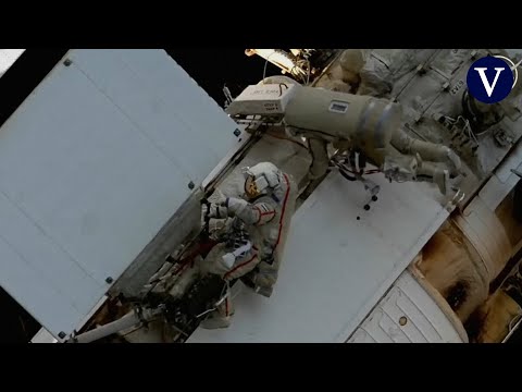 Cosmonautas rusos inician caminata espacial para instalar equipos en módulos Póisk y Naúka