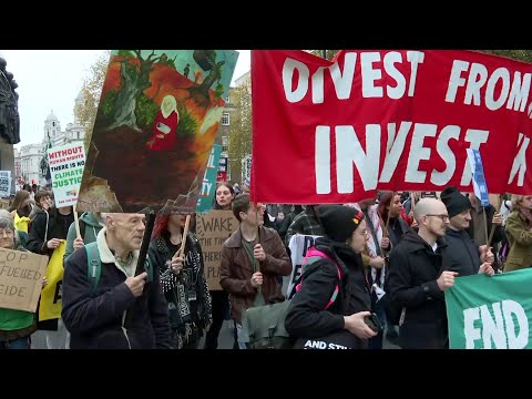 Climate and pro-Palestinian protesters march together in central London | AFP