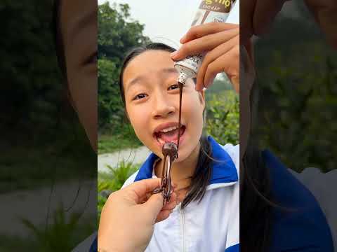 Sebuah acara kumpul keluarga yang penuh sukacita, lengkap dengan jeruk cabai pedas yang misterius...