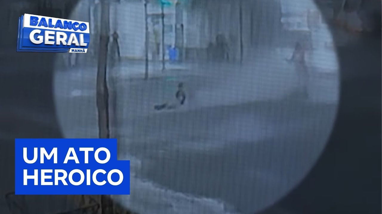 Flagrante heroico motociclista salva jovem em enxurrada