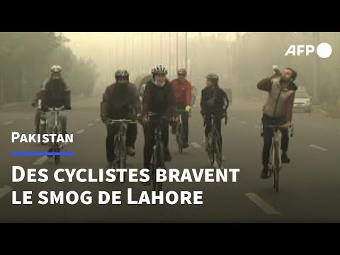 Pakistan : des cyclistes bravent le smog de Lahore pour inciter à abandonner la voiture | AFP