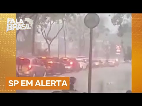 Enxurrada quase leva motociclista em avenida de área nobre de SP