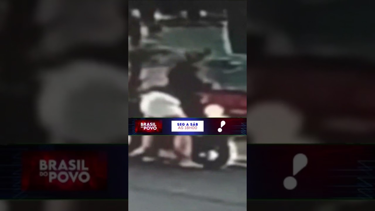 Covardia mãe bate em filhas pequenas com capacete de moto