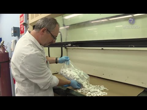 Autoridades analizan drogas decomisadas, para detectar rastros de fentanilo