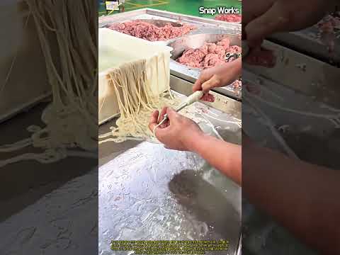 전용 충진 노즐과 천연 돈장을 활용한 수제 소시지 생산 공정 #worker #process #meatcraft #foodproduction #manufacturing