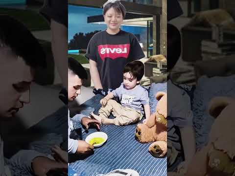 <strong>baby</strong> eating <strong>with</strong> dad is so cute 🥗🥘🍔🤣🤣😆아기가 아빠와 함께 먹는 모습이 너무 귀여워요