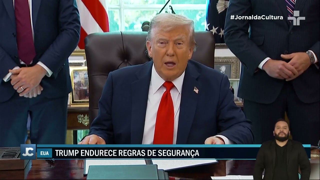 Trump assina ordem que determina punições mais severas para quem queimar bandeira americana