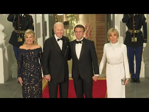 Emmanuel et Brigitte Macron arrivent à la Maison Blanche pour le dîner de gala | AFP Images