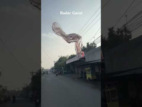 Balon Udara Sambar Kabel Listrik