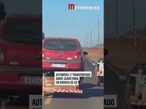 Automóvel é transportado sobre carretinha em rodovia de GO