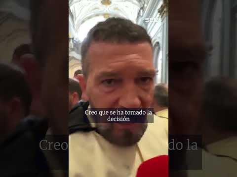 Antonio Banderas consuela a unas niñas que lloraban angustiadas al no poder salir en procesión