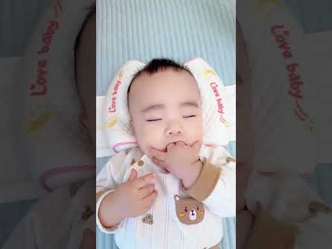 🥰Babies like 😍to sleep on their sides 😘when they lie flat on their backs #baby #cutebaby #cute