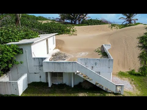 Duna de arena cubre una residencia costera en Arecibo