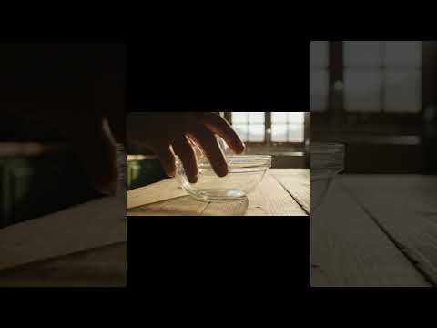 【ASMR】ガラスの卵を割る、世界でいちばん澄んだ音。#Shorts #ASMR #satisfying #glass #egg #CGI #音フェチ #ガラス #卵 #料理