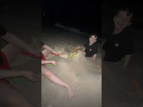 كريم عمل جبل من الرمل /@Kidskoki #كيدز #شفا #خلودة #زين_وألفت #سبايدرمان #جوعان