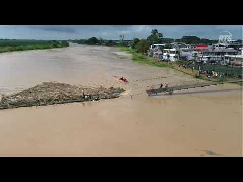 Río se lleva un puente de 50 años en Urdaneta: estructura al borde del colapso