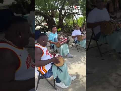 Toque de tambor a Yemayá en la playa de Key Biscayne, en Miami, Florida