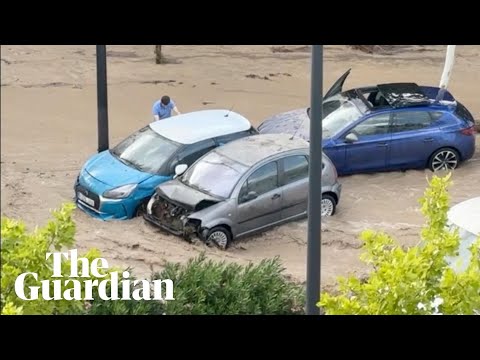 Spain: severe floods sweep cars away after torrential rain