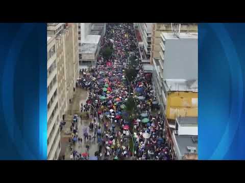 Colombianos protestan en contra de presidente Petro