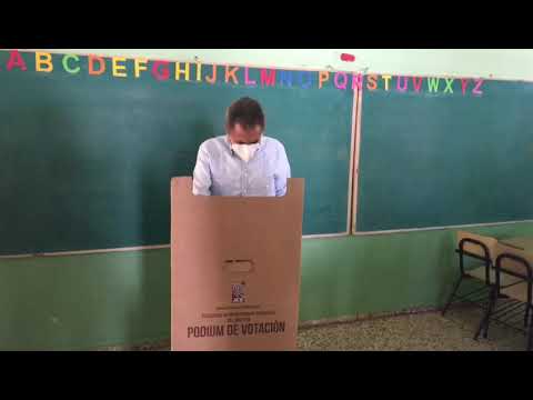 Candidato a senador del PRM por Baní, ejerce su derecho al voto. #RDDecide2020