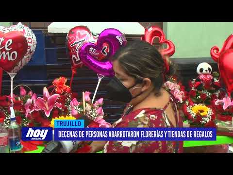 San Valentín: Decenas de personas abarrotaron florerías y tiendas de regalos
