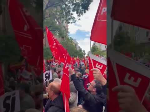 Aragoneses del PSOE se ha desplazado hasta Ferraz para la concentración de apoyo a Pedro Sánchez