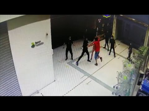 Menor apuñaló a tres guardias en un supermercado: Perforó el pulmón a una de sus víctimas