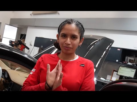 Conozca a Daniela, la única mujer que arma carros clásicos en Porsche Latinoamérica