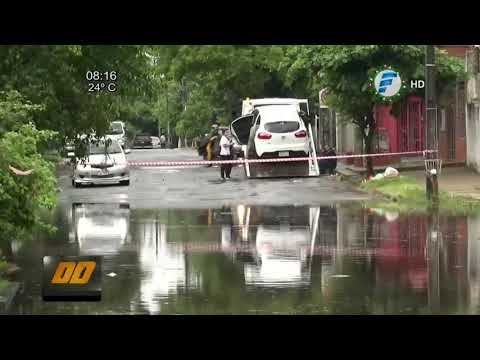 'Laguna' se traga vehículos tras lluvia en Asunción