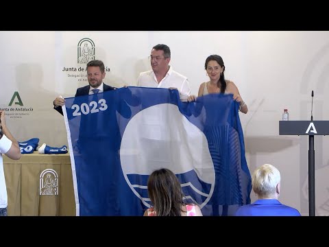 Andalucía entrega las banderas azules conseguidas por las playas de Almería para este verano