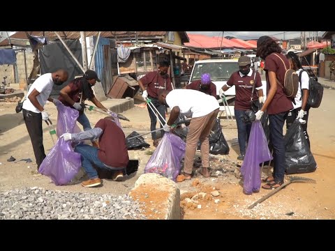 Volunteers in Lagos pick up trash in notoriously littered market