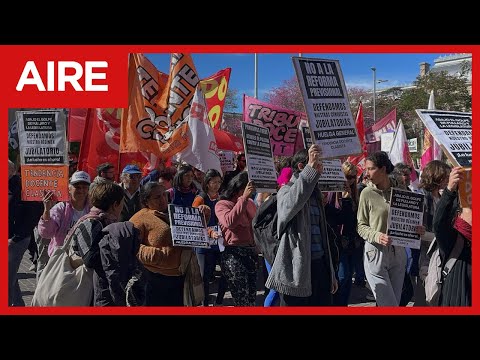 Gremios marchan de Casa de Gobierno a la Legislatura