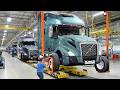 Wewnątrz ogromnej fabryki Volvo Best Semi Truck - linia produkcyjna od podstaw
