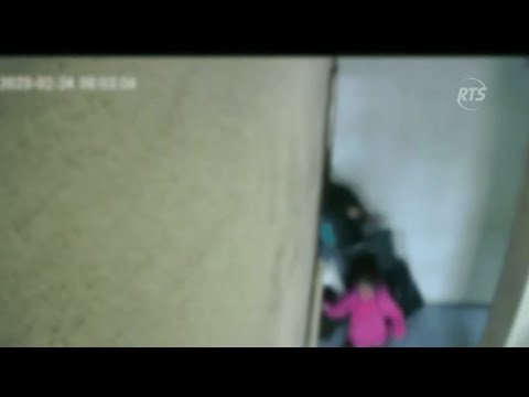 Mujer lanza contra el piso a sus hijas en Cuenca
