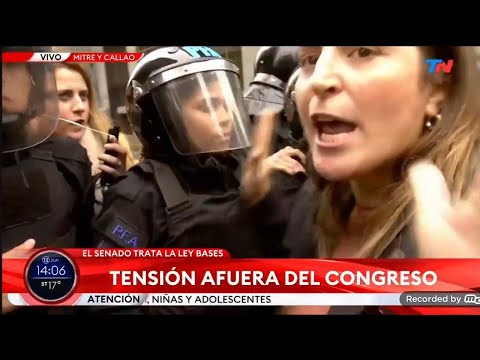 La zurda socialista Manuela Castañeira increpa a efectivos de Policia Federal (12 junio 2024)