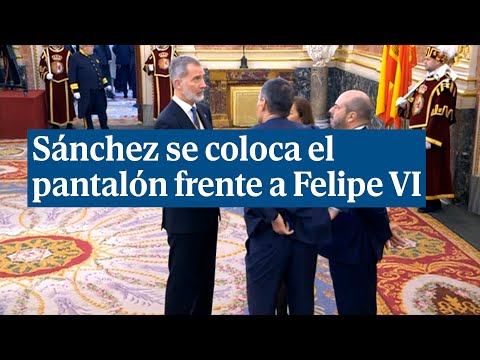 Sánchez se salta el protocolo y se coloca los pantalones delante del Rey Felipe VI