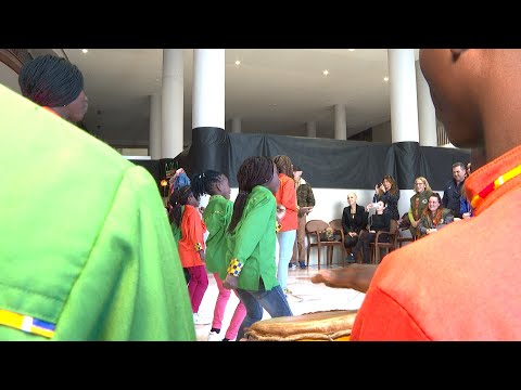 Coro 'Voces por Benín' canta por los derechos de la infancia en este país africano